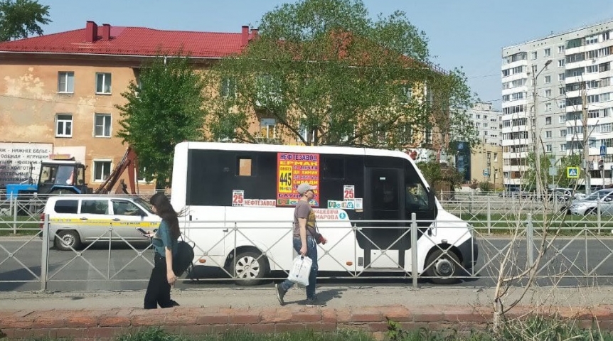 В Омске безналичной оплатой «стравливают» маршрутчиков и пассажиров