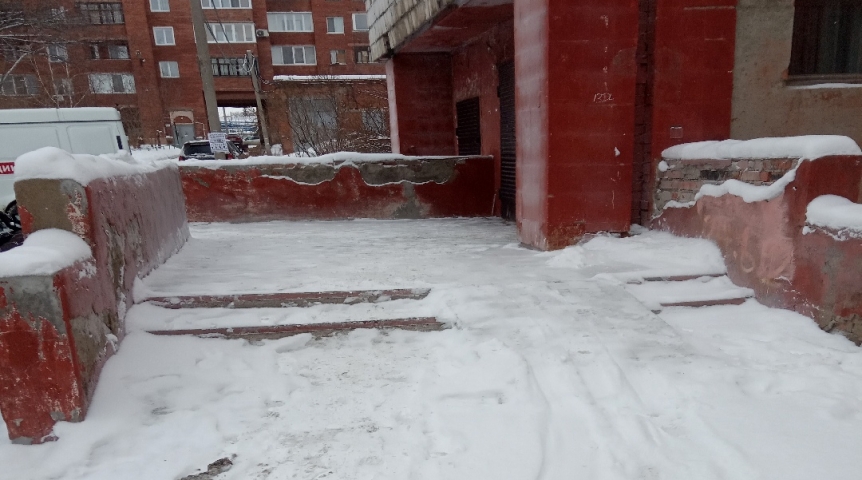 Омской УК выписали штраф из-за претензий к снегу во дворе