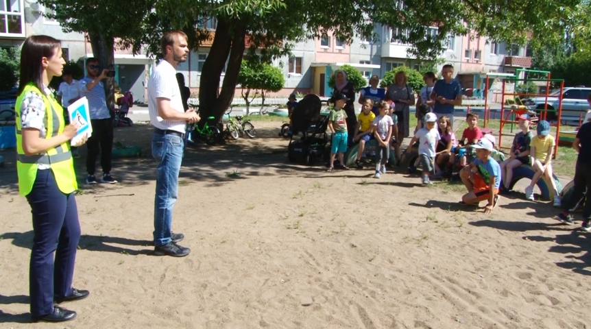 Павел Корольков принял участие в акции по обучению ПДД омских школьников