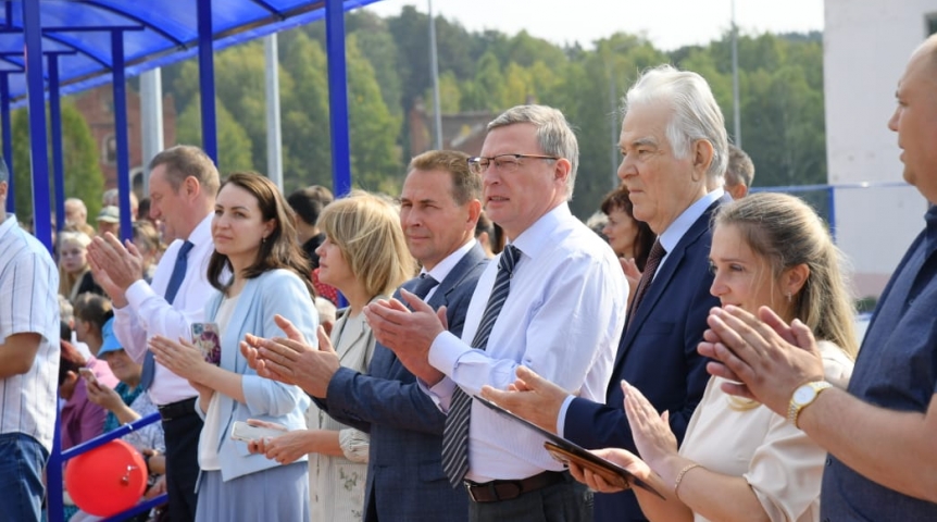 Омский губернатор Бурков открыл новый современный стадион в Муромцевском районе