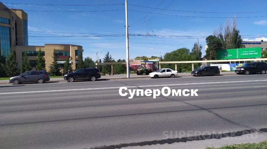Общество В центре Омска замечена военная техника