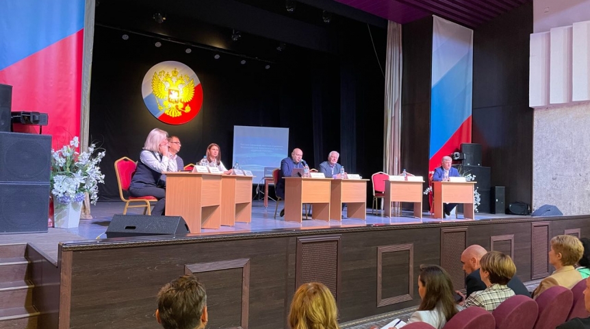Общество Секретарь городского отделения «ЕР» Сергей Шелест провел две встречи с омскими активистами