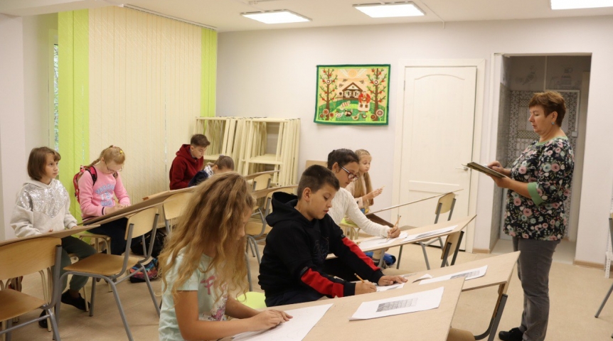 По проекту «Единой России» в Чкаловском поселке Омска начала работу художественная школа искусств
