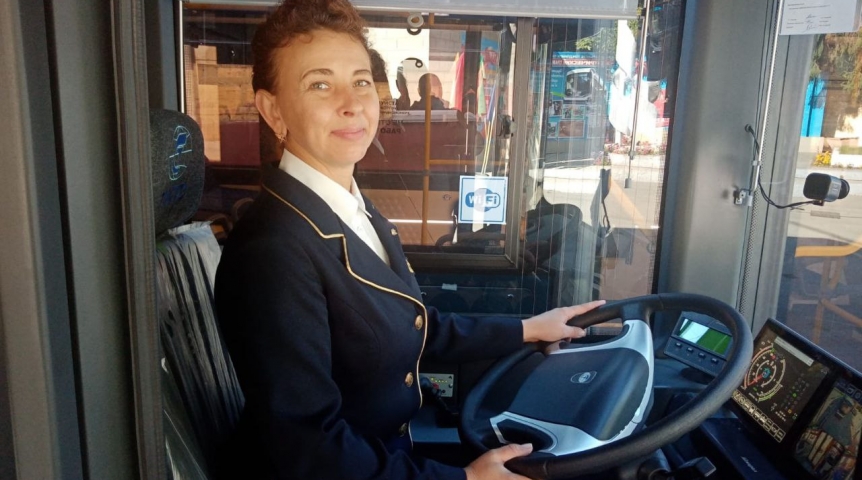 Лучший водитель страны из Омска получила новый троллейбус