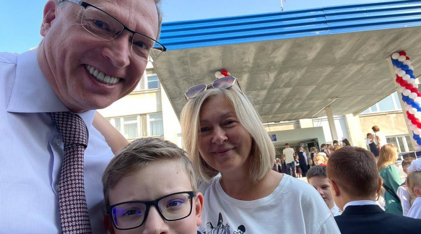 Омский губернатор Бурков опубликовал фото с сыном в День знаний