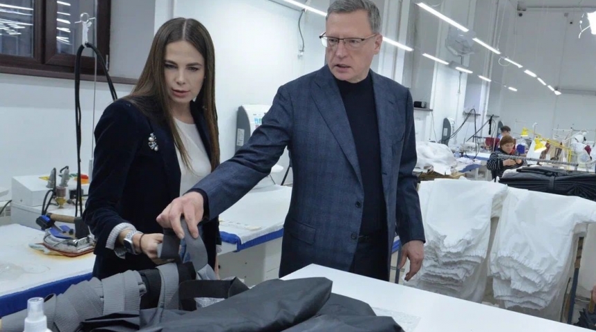 Александр Бурков проконтролировал производство экипировки для мобилизованных в Омске