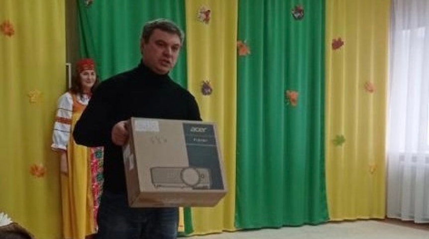 Общество Юрий Козловский вручил детскому саду № 361 проектор