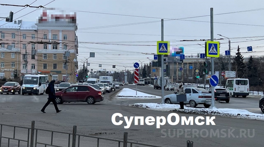 В центре Омска пешеходов согнали на островок безопасности