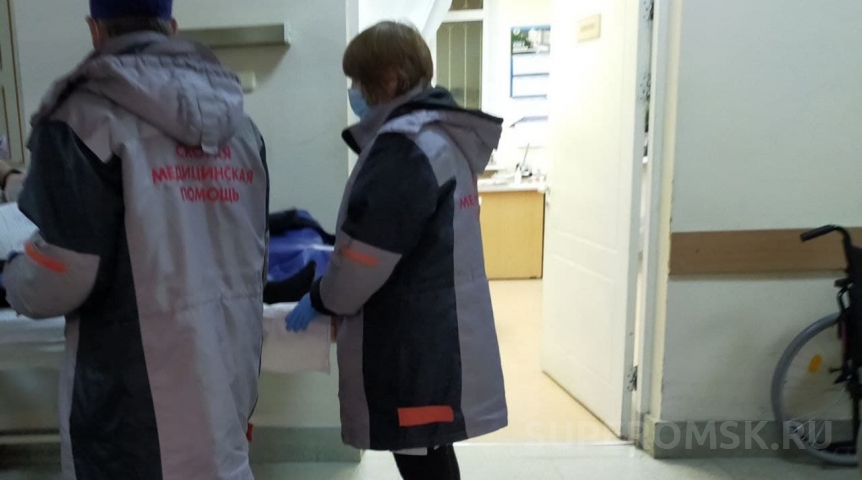 Омск нападение. Молодые люди в больнице.