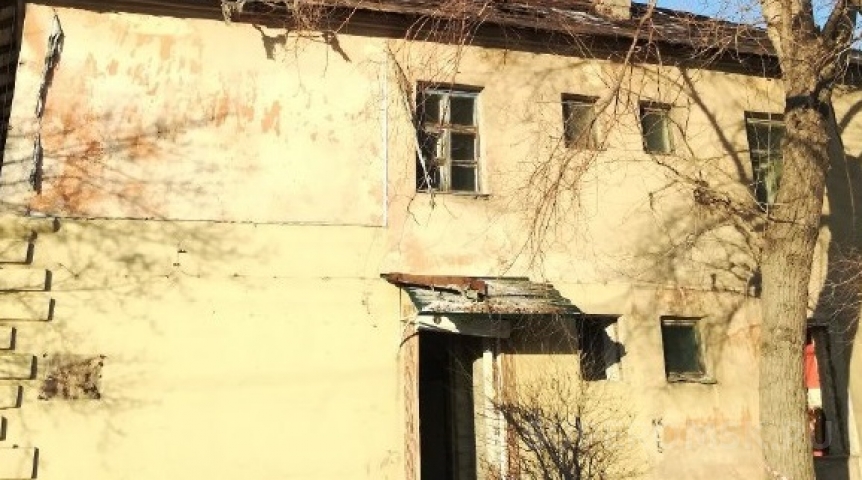 Демонтированную доску Арнольду Нейбуту в Омске некуда деть из-за юридических проволочек