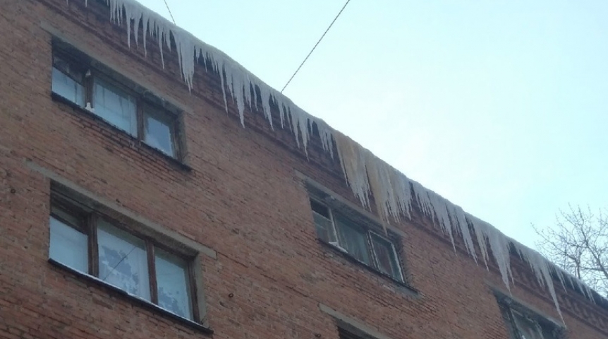 Общество Жительница Омска показала жуткие глыбы сосулек на жилом доме