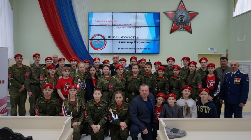 Общество Военнослужащие вручили омским школьникам медали