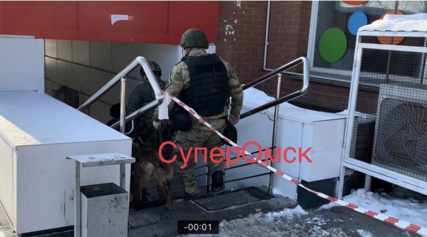 Силовики перекрывали дорогу в Омске из-за попытки подорвать взрывное устройство в здании Силовики перекрывали дорогу в Омске из-за попытки подорвать взрывное устройство в здании