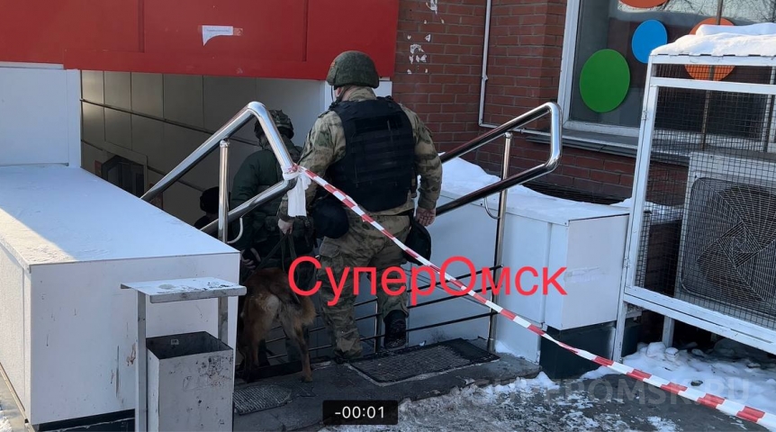 У подозреваемых в покушении со взрывчаткой на омский банкомат в машине нашли вещество, похожее на тротил У подозреваемых в покушении со взрывчаткой на омский банкомат в машине нашли вещество, похожее на тротил