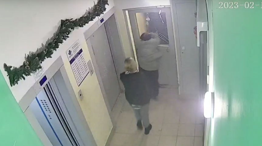 Происшествия в Омске Разъяренная омичка разбила дверь с одного удара