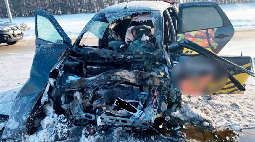 На омской трассе после жесткого столкновения вспыхнул автомобиль: двое в реанимации