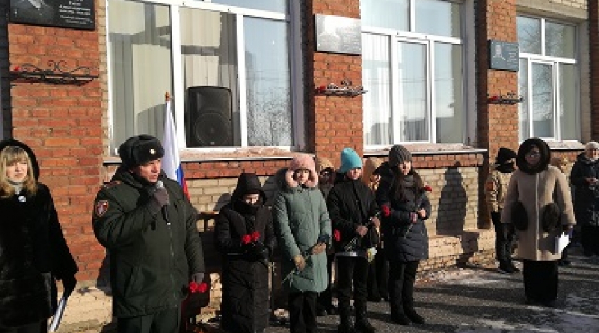 В омской школе открыли памятную доску в честь погибшего героя спецоперации