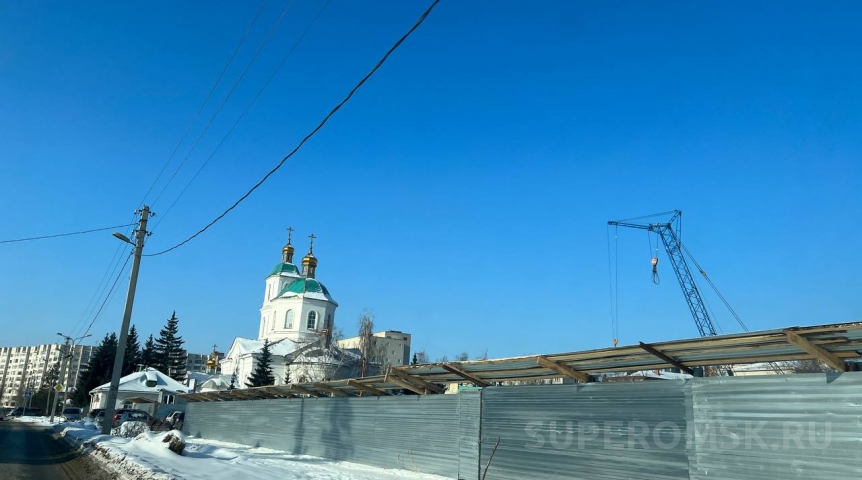 В центре Омска возле Крестовоздвиженского собора началась стройка