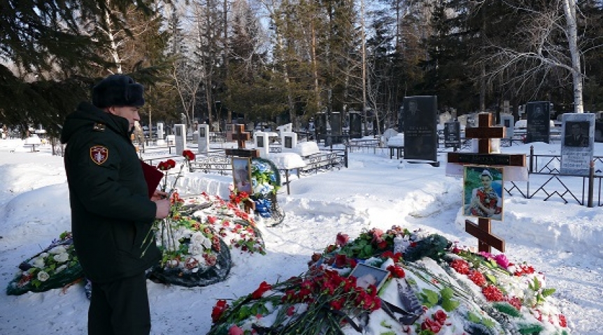 Общество В Омске сотрудники Управления Росгвардии возложили цветы погибшим товарищам