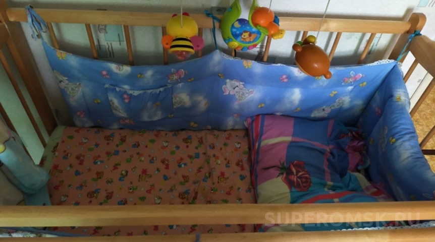 В Омске из окна квартиры вышвырнули детскую кроватку