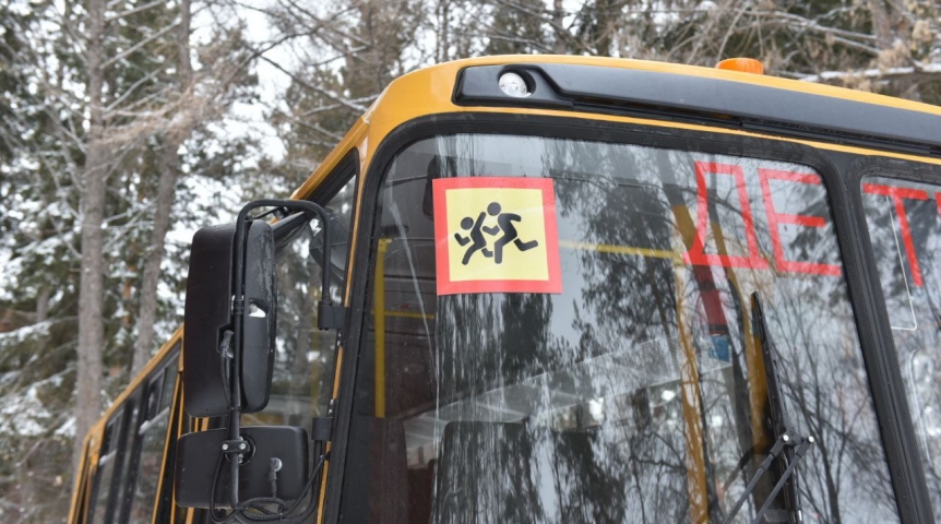 В Омске в 14 школ детей подвозят автобусы