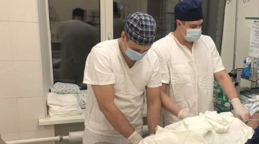 Омские врачи спасли пациента с редким осложнением после операции