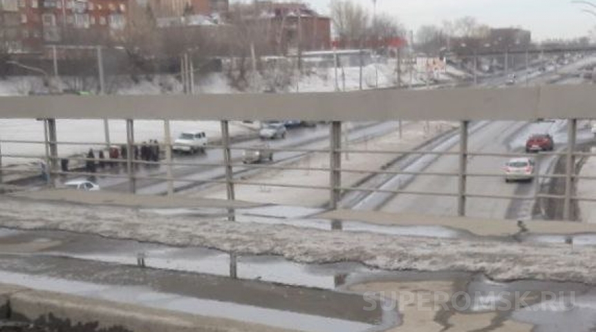 Под путепроводом в Омске из-за загадочного инцидента начались заторы Под путепроводом в Омске из-за загадочного инцидента начались заторы