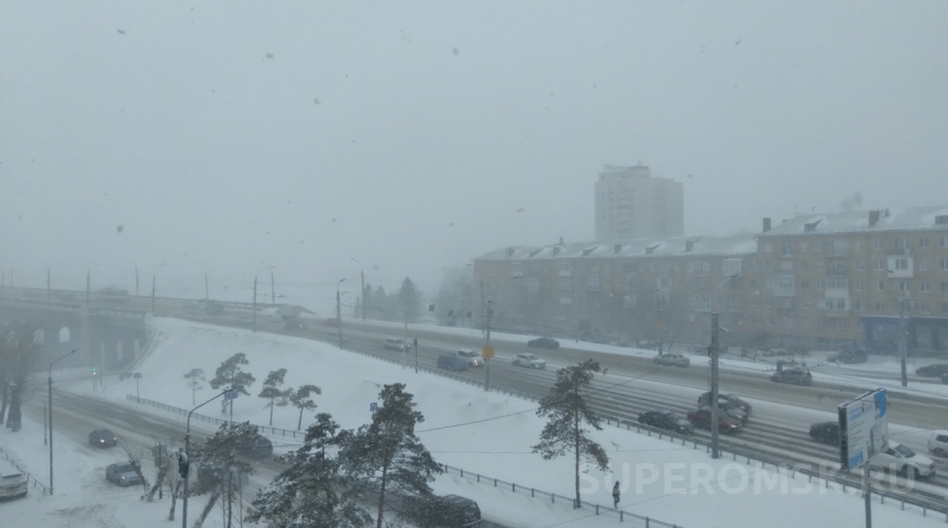 В Омске из-за обильного снегопада убирать снег пришлось даже под землей