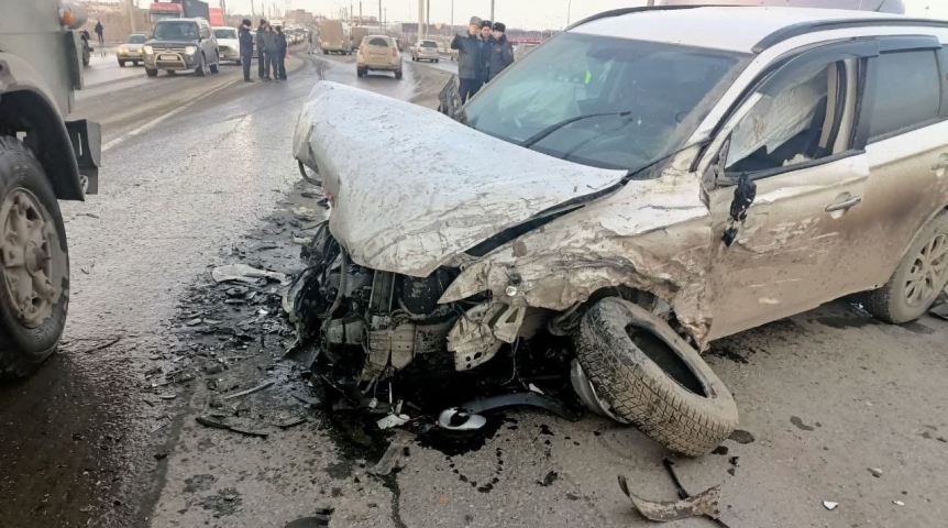 Происшествия в Омске У «Арены» в Омске автомобили жестко разбились в массовом ДТП с полной пассажиров маршруткой, есть пострадавшие