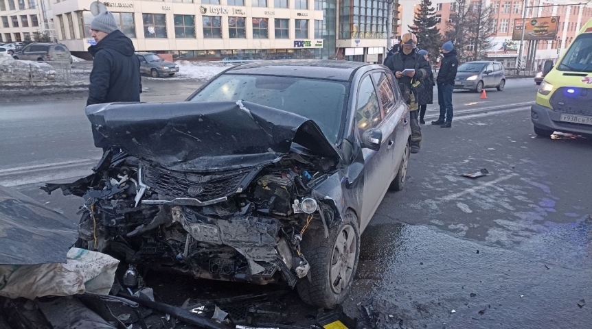 В центре Омска в тройном ДТП жестко разбилась машина – пострадали трое