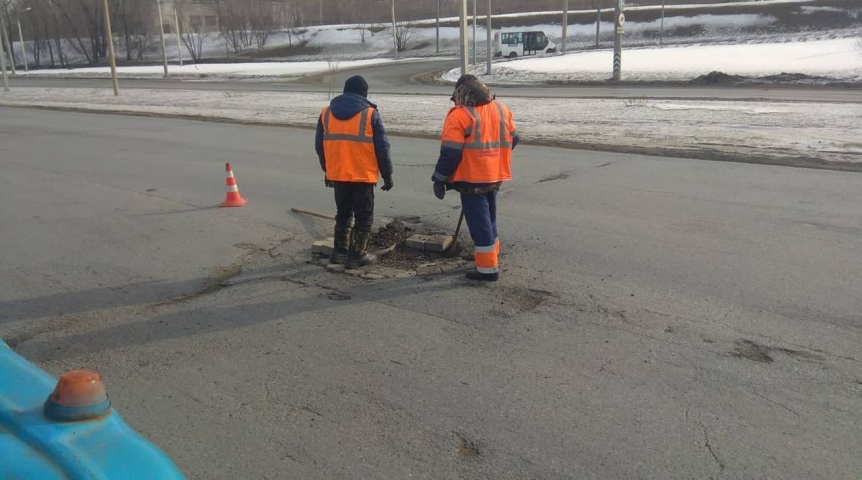 В Омске принимаются временные меры для ликвидации ям на дорогах