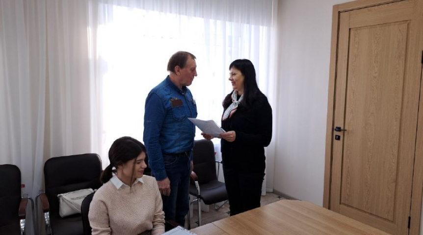 Переселенцы из Херсона получили сертификаты на жилье в Омской области