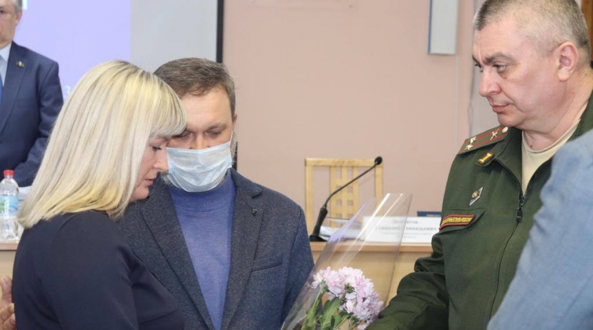 В Омском районе матерям вручили посмертные награды их сыновей