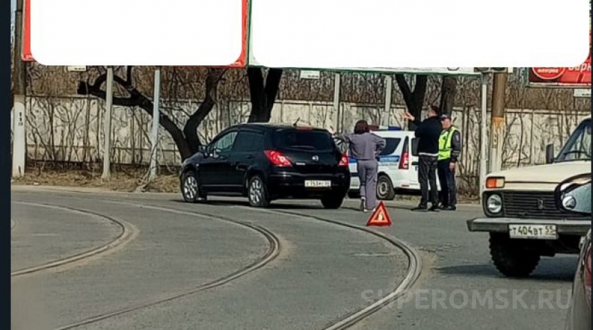 В Омске ДТП с выездом на рельсы сковало движение на Горбатом мосту В Омске ДТП с выездом на рельсы сковало движение на Горбатом мосту