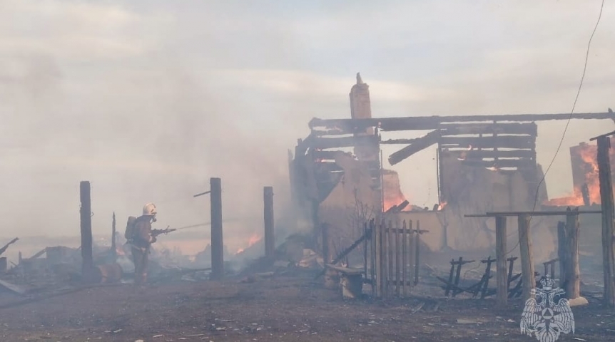В Омской области загорелась вторая деревня за день