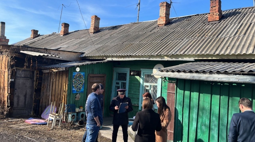 В Привокзальном поселке Омска в жилом доме обрушился потолок