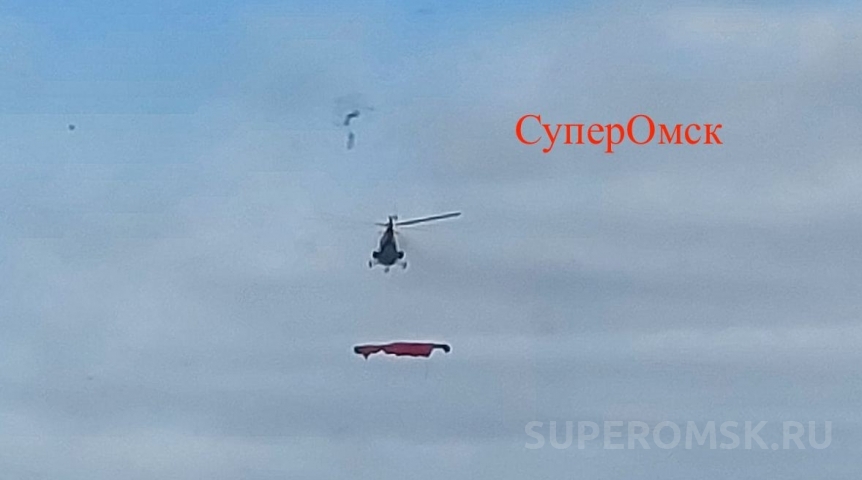 На Омск с вертолета упала рекламная конструкция – фото