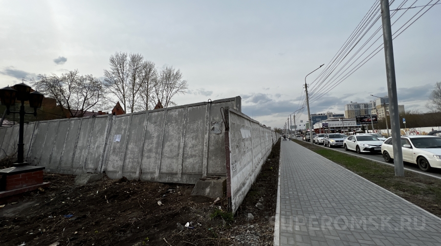 В Омске расчищают пустырь у таможни по улице Маршала Жукова