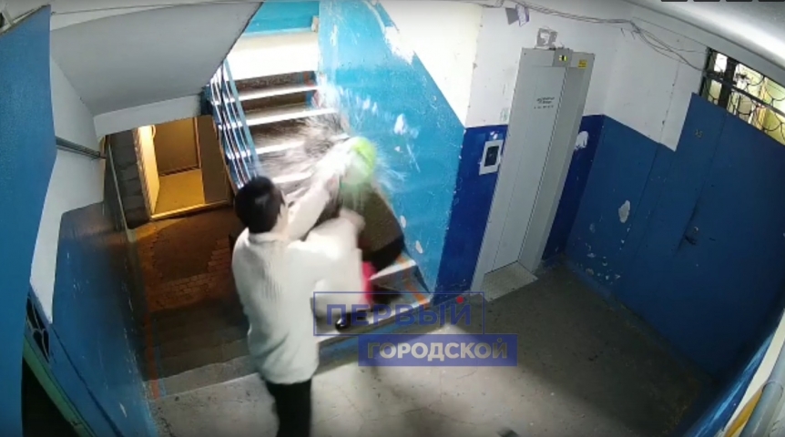 Общество Омичи пожаловались на соседа, который в подъезде окатил женщину из ведра