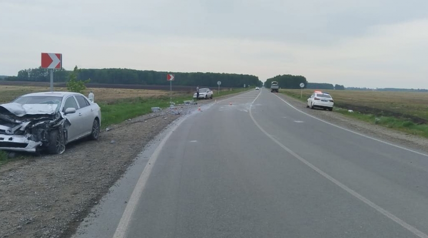 Происшествия в Омске На трассе под Омском поддоны с грузовика улетели в легковушку – пострадали три человека