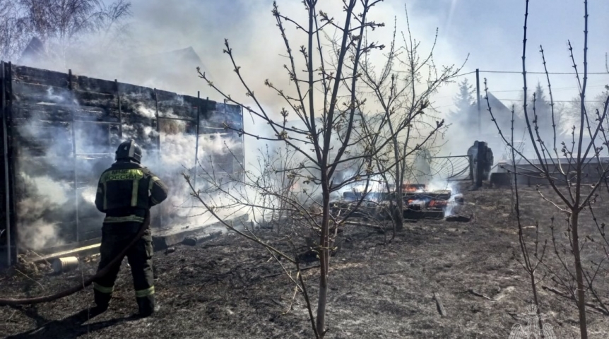 Происшествия в Омске В селе под Омском вместе с травой загорелись постройки