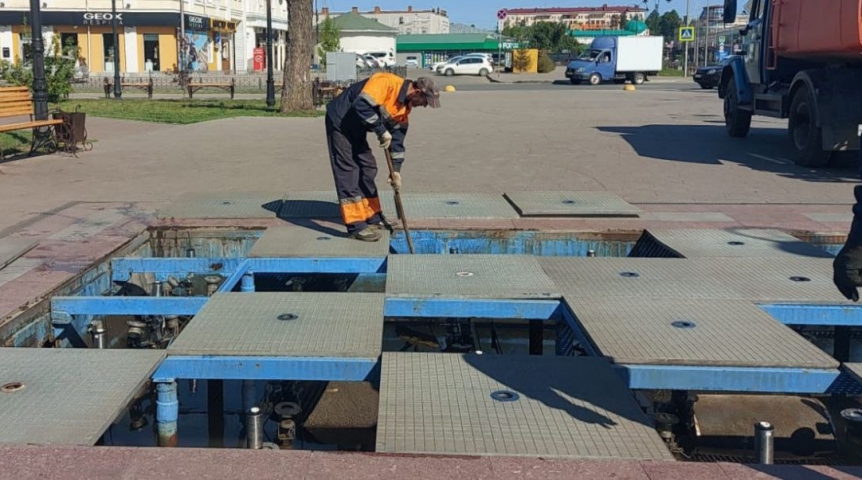 Общество В Омске налили воды в сухой фонтан