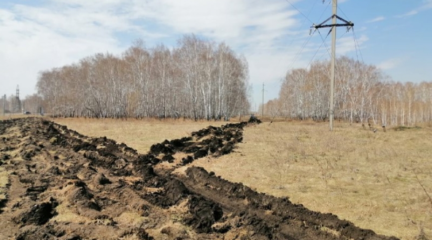 Общество Омск окопали по периметру для защиты от пожаров