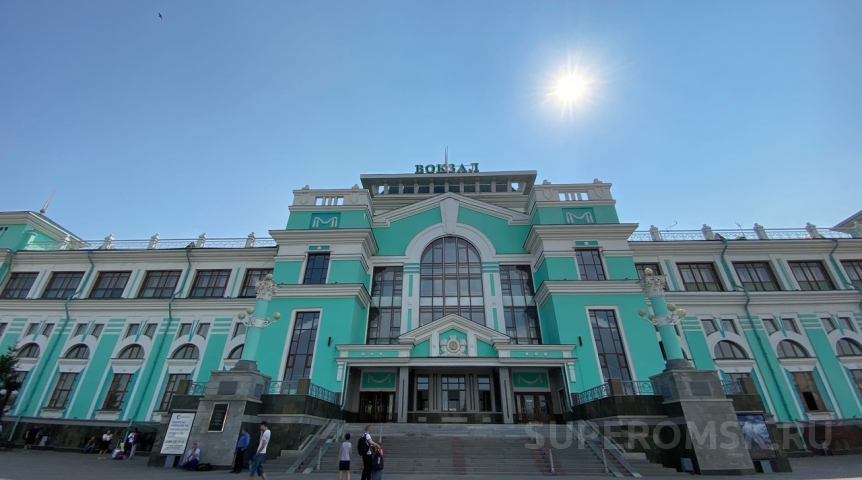 Криминальные новости У ж/д вокзала омичка набросилась на мужчину, увидев деньги в кармане его штанов