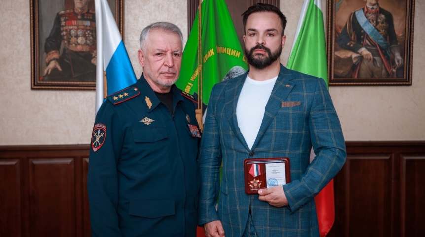 Общество По инициативе Хоценко в Чечню передали омского робота