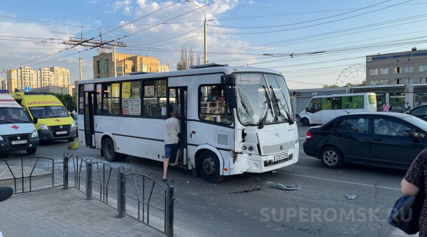 В Омске три человека пострадали в столкновении двух полных автобусов на Красном Пути