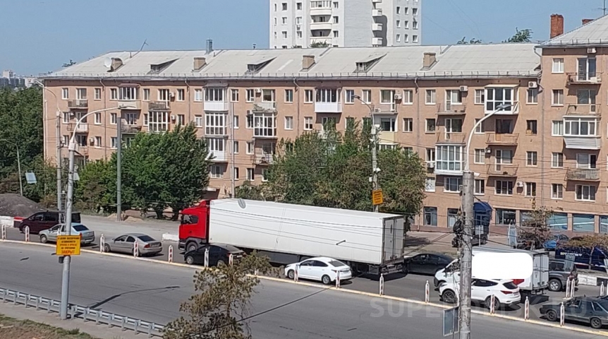 По Ленинградскому мосту в Омске, несмотря на запрет, продолжают ездить грузовики