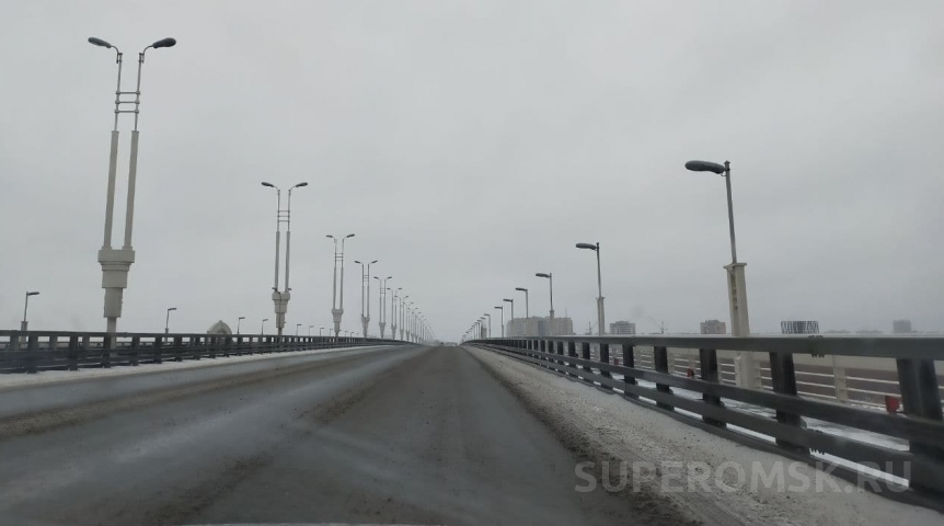 На метромосту в Омске установят грязезащитные экраны за 2,3 миллиона рублей