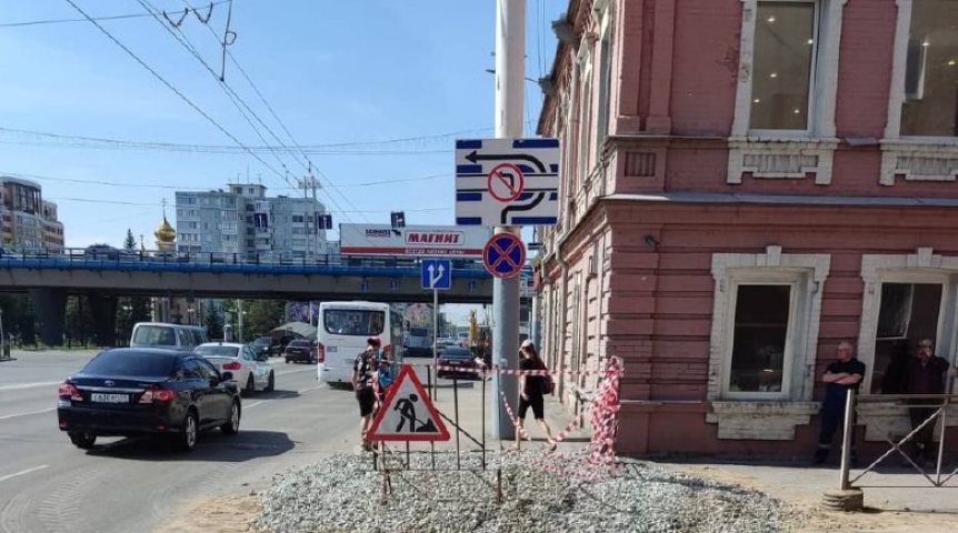 Мэр Омска прокомментировал провал асфальта у исторического здания на Красном Пути
