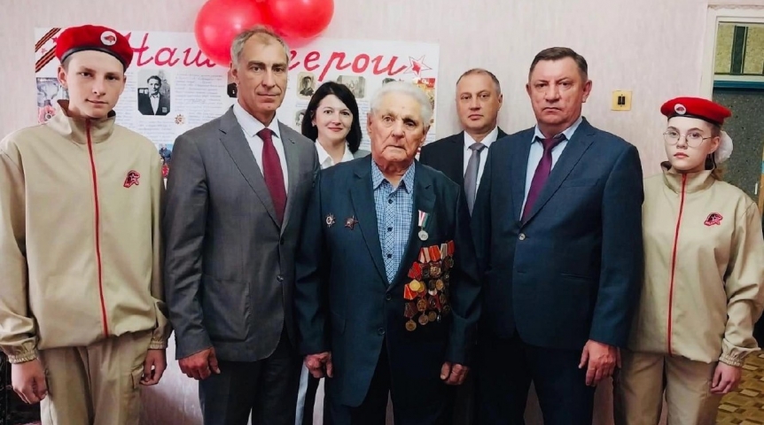 Общество Омскому ветерану Великой Отечественной войны вручили медаль в честь годовщины Курской битвы